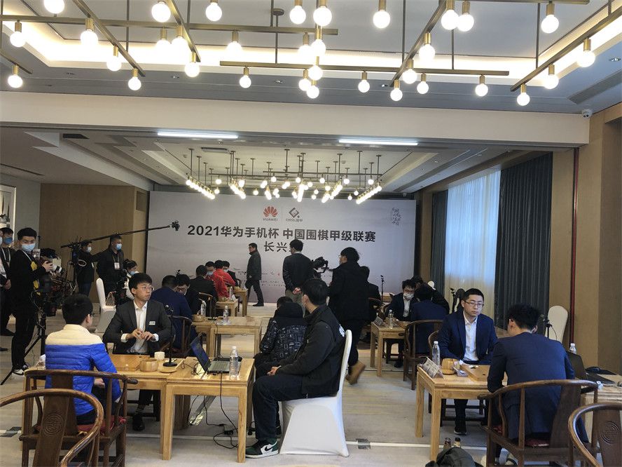 第55分钟，西汉姆的反击机会，鲍文左路传中，齐米卡斯关键解围。